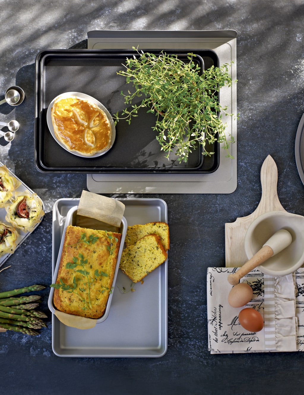 32cm Non-Stick Baking Sheet 3 of 3