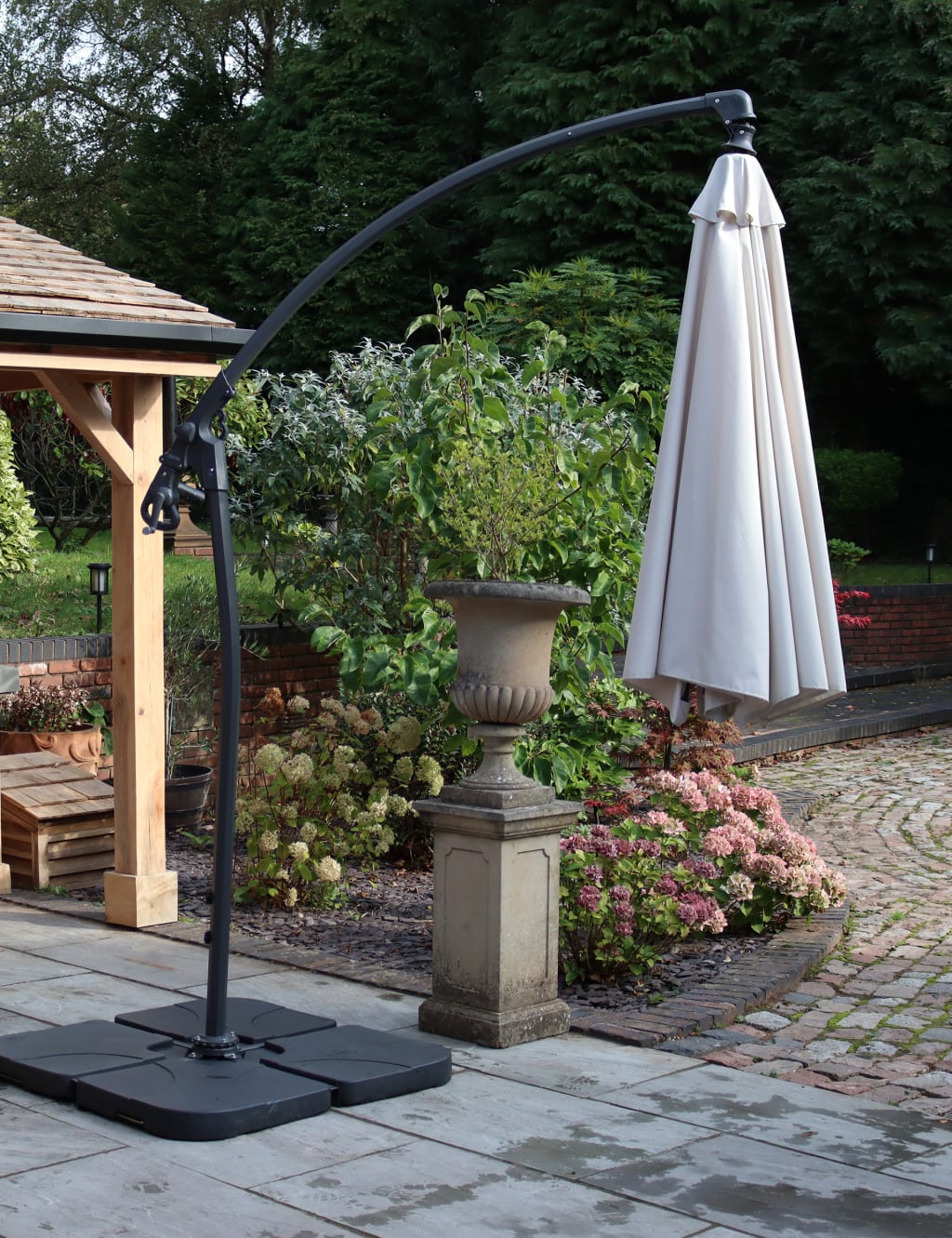 Deluxe 3m Cantilever Parasol 2 of 7