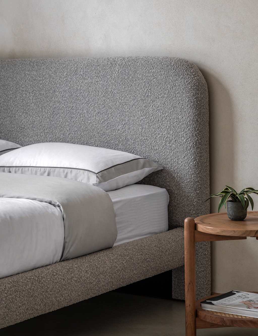 Rabley Stone 4'6 Bedstead 3 of 5