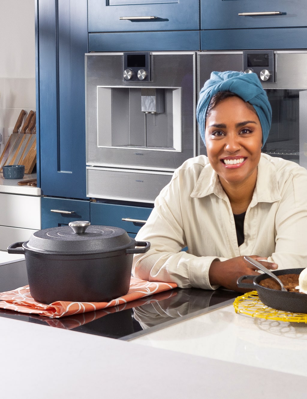 Nadiya 26cm Cast Iron Casserole Dish with Lid 4 of 8
