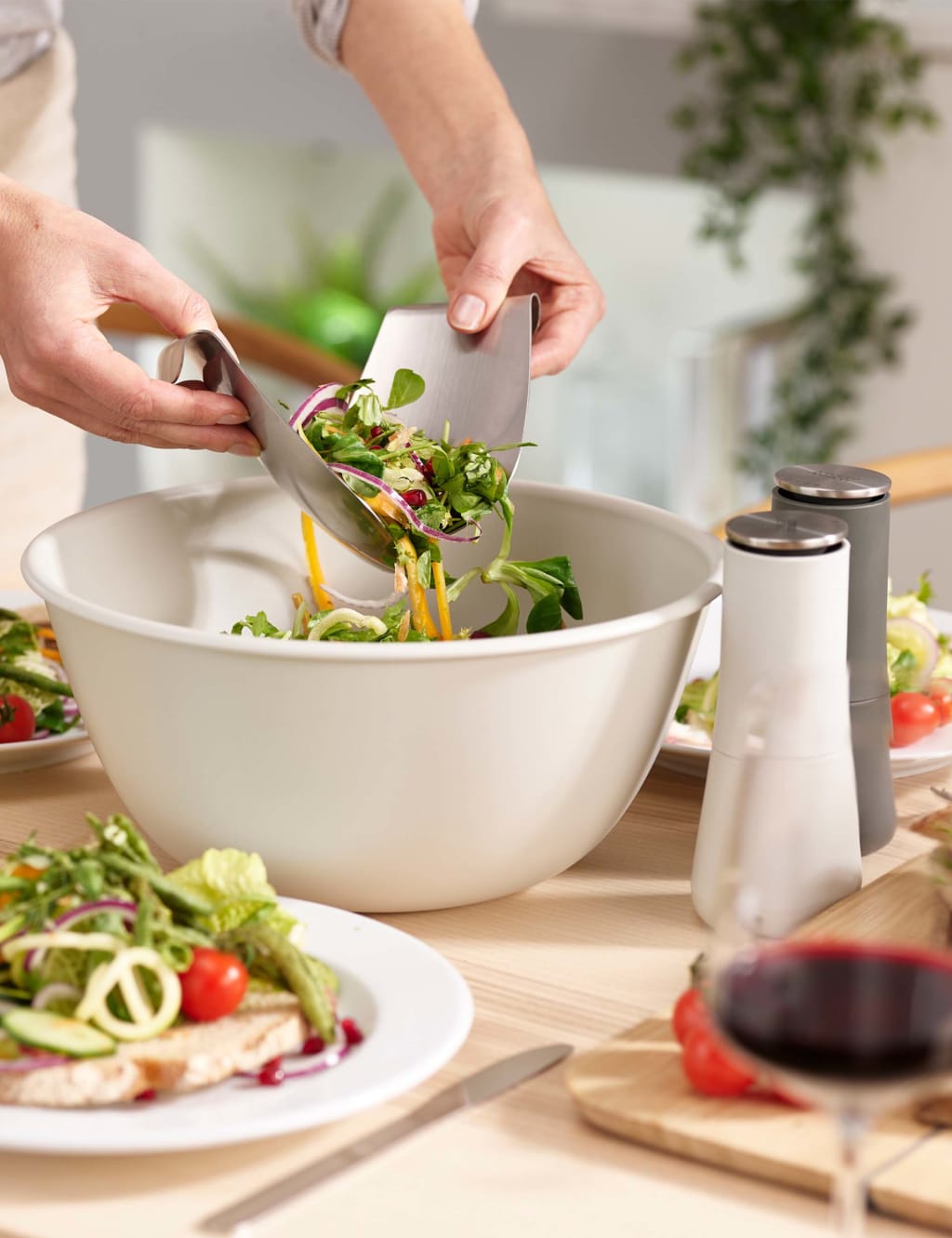 Uno™ Salad Bowl & Mill Set 2 of 6