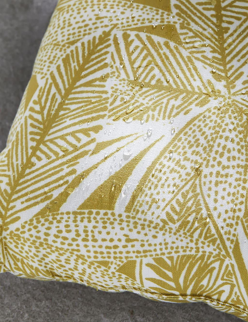 Set of 2 Palm Print Outdoor Cushions 10 of 10