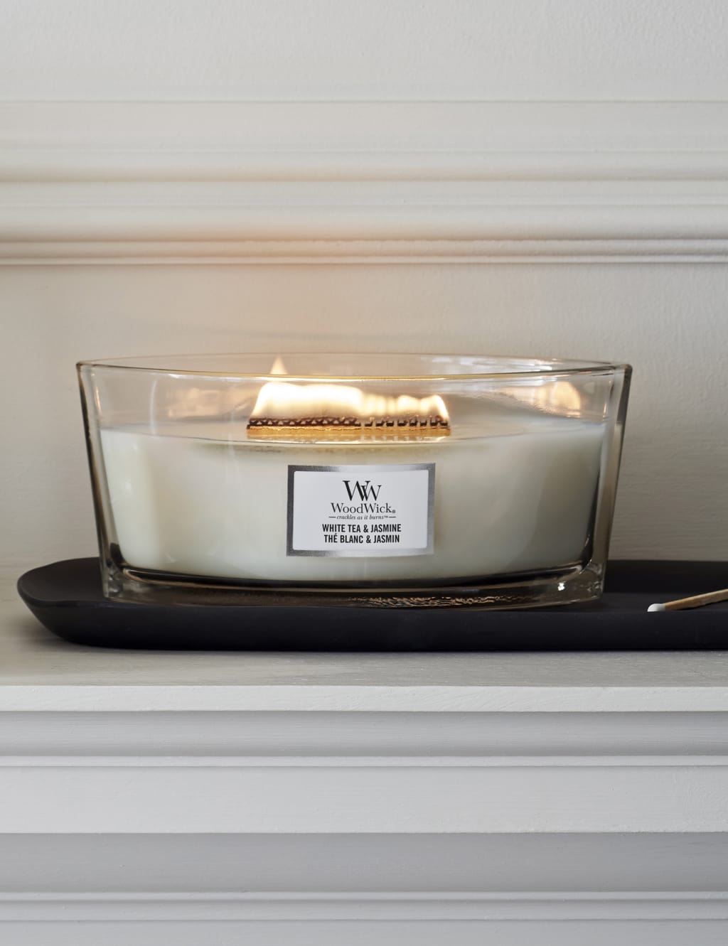 White Tea & Jasmine Scented Candle with Crackle Wick 2 of 3