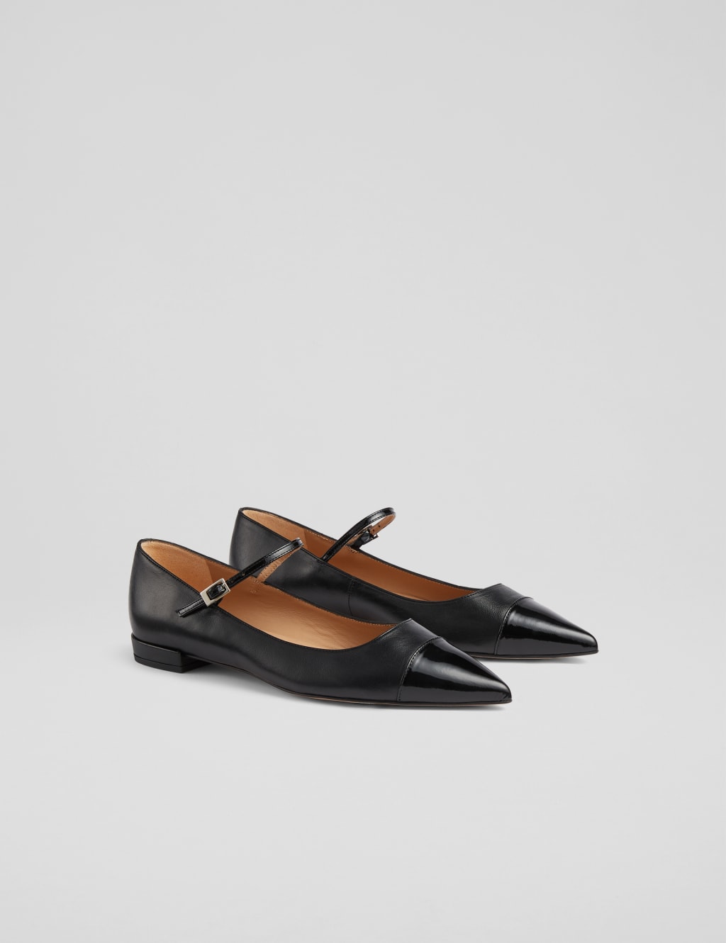 Flat pointed pumps hotsell