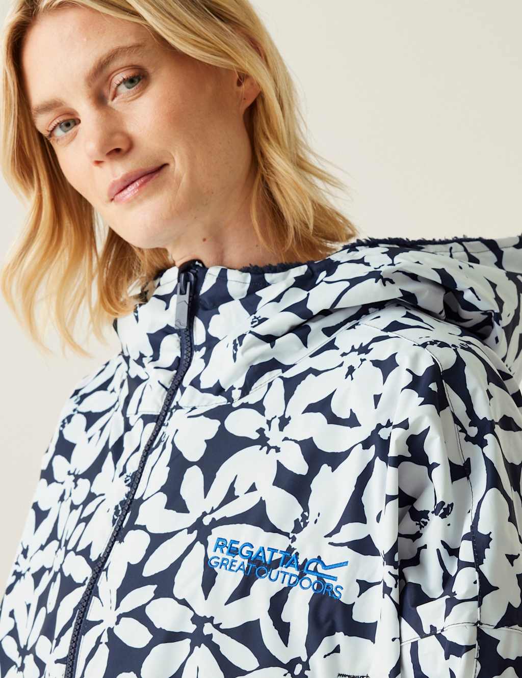 Waterproof Hooded Borg Lined Changing Robe 3 of 6