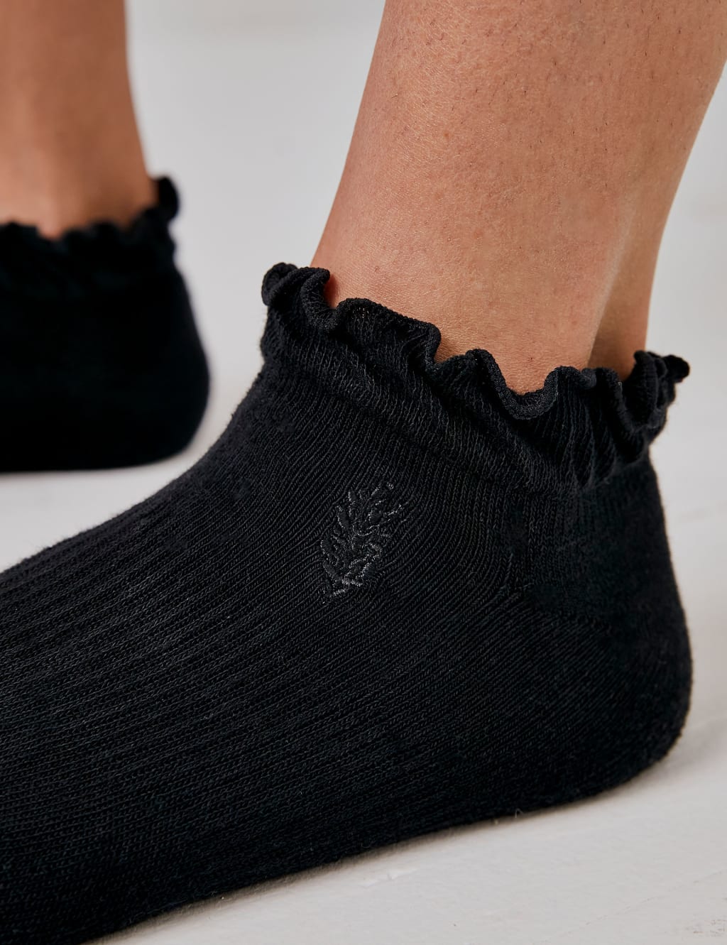 Movement Ruffle Trainer Socks 1 of 2
