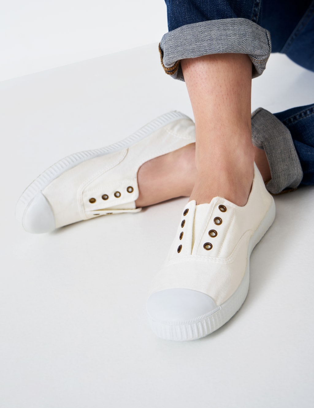 Girls laceless trainers hotsell
