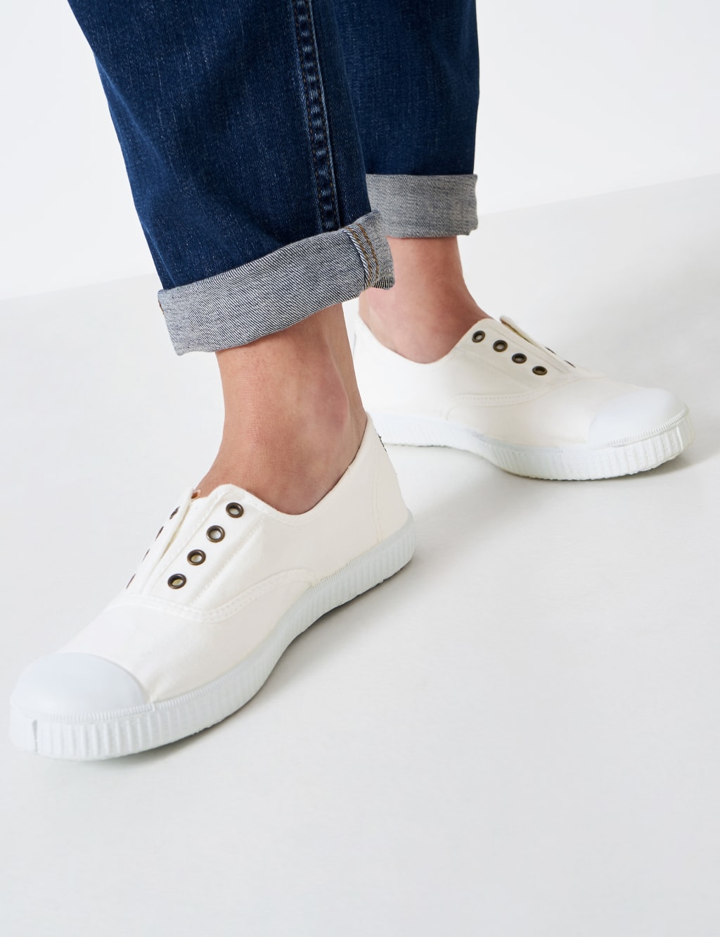 White laceless pumps deals