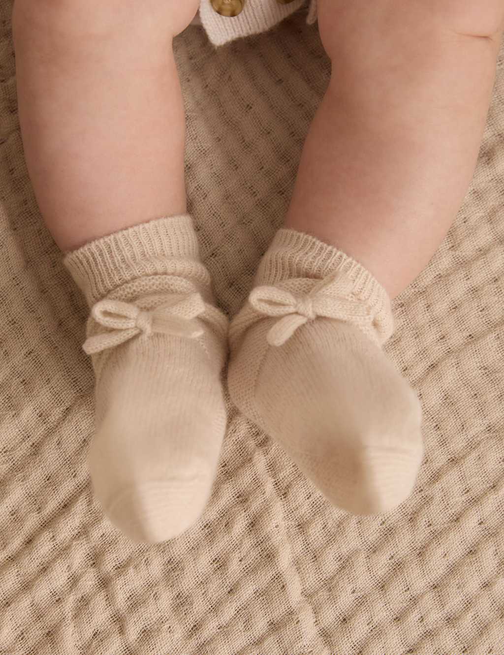 Kids' Pure Cashmere Knitted Boots and Mittens 4 of 6