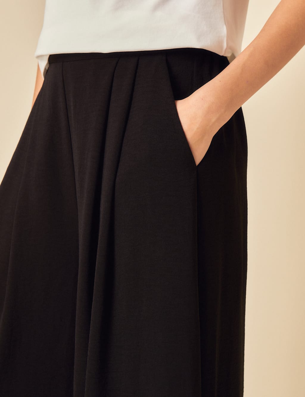 Relaxed Cropped Trousers 2 of 5