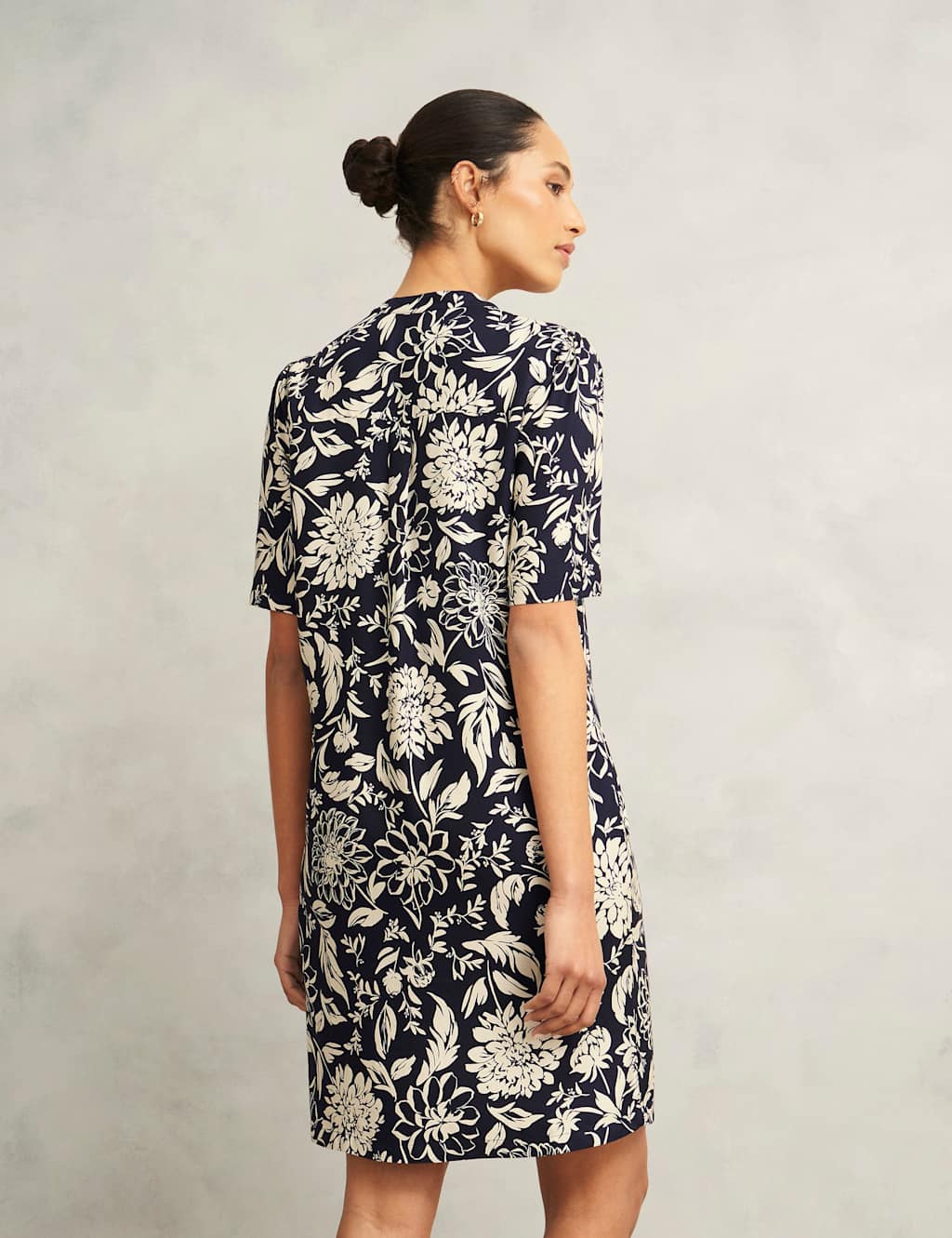 Floral V-Neck Knee Length Shift Dress 4 of 6