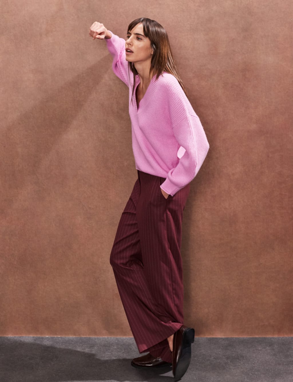 V-Neck Relaxed Jumper 2 of 3