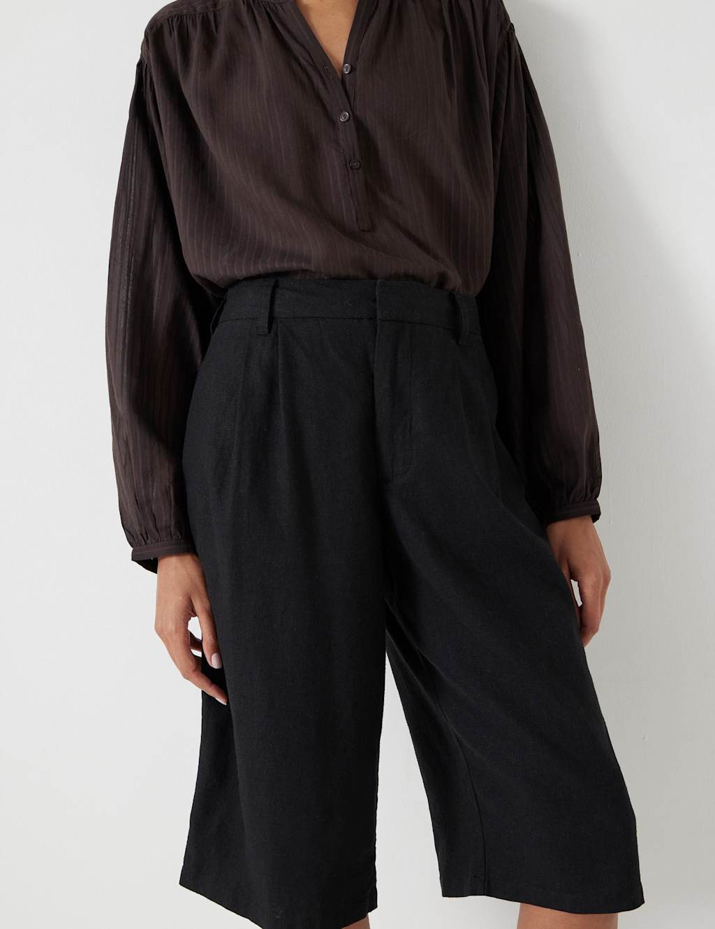Linen Blend High Waisted Bermuda Shorts 4 of 5