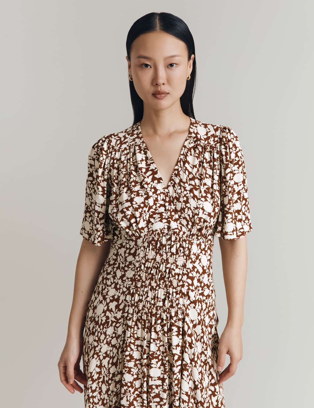 Crepe Floral V-Neck Shirred Midi Tea Dress 3 of 4