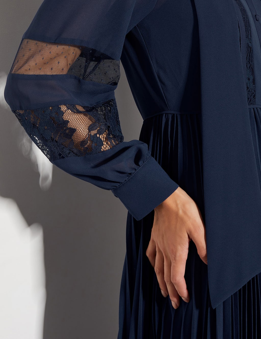 Lace insert pleated midi dress outlet