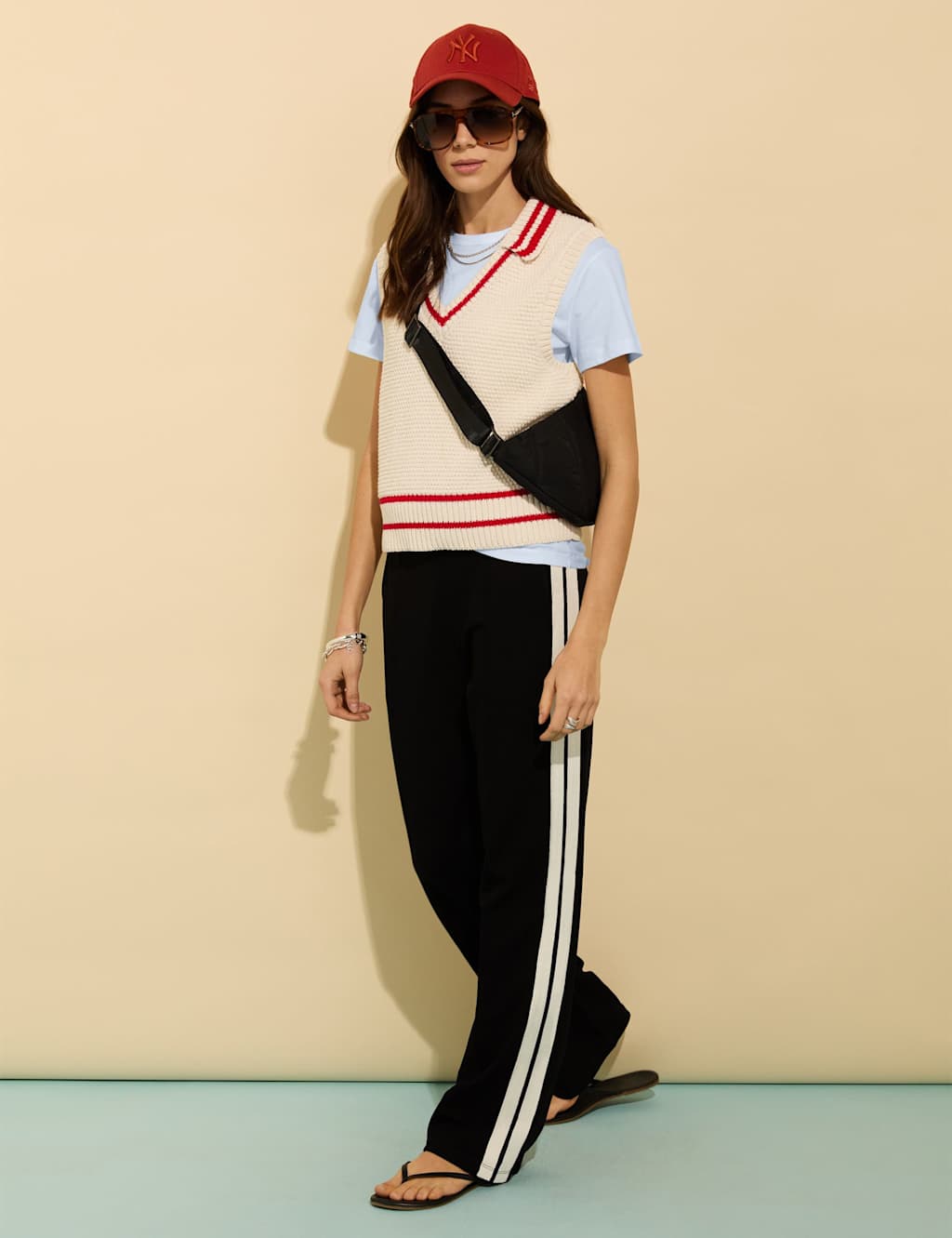 Collared V-Neck Cropped Knitted Vest 3 of 4