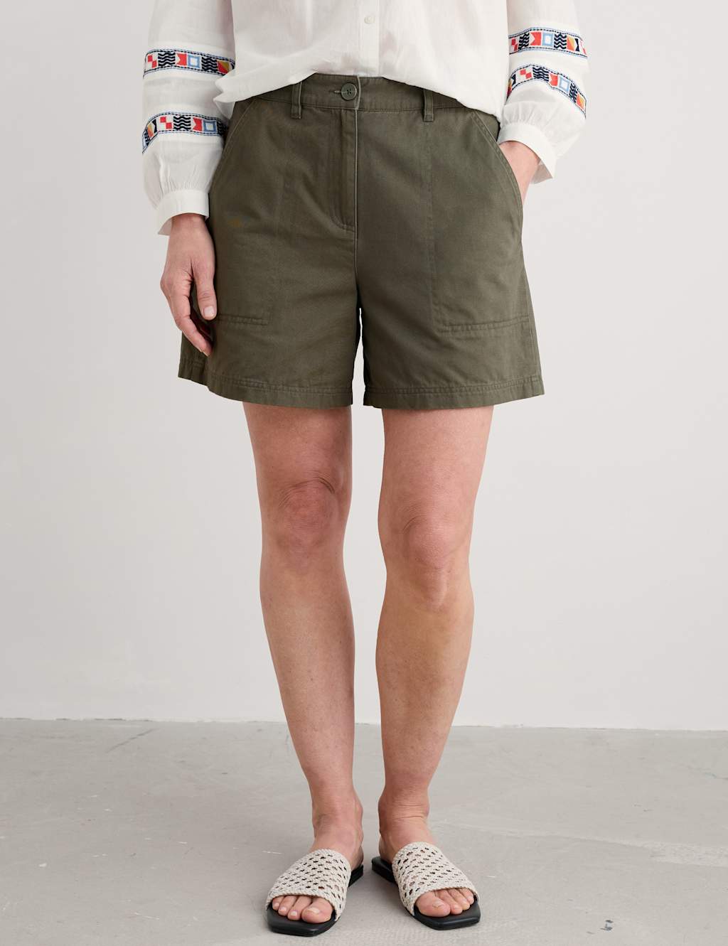 Pure Cotton Pocket Detail Mid Rise Shorts 3 of 4