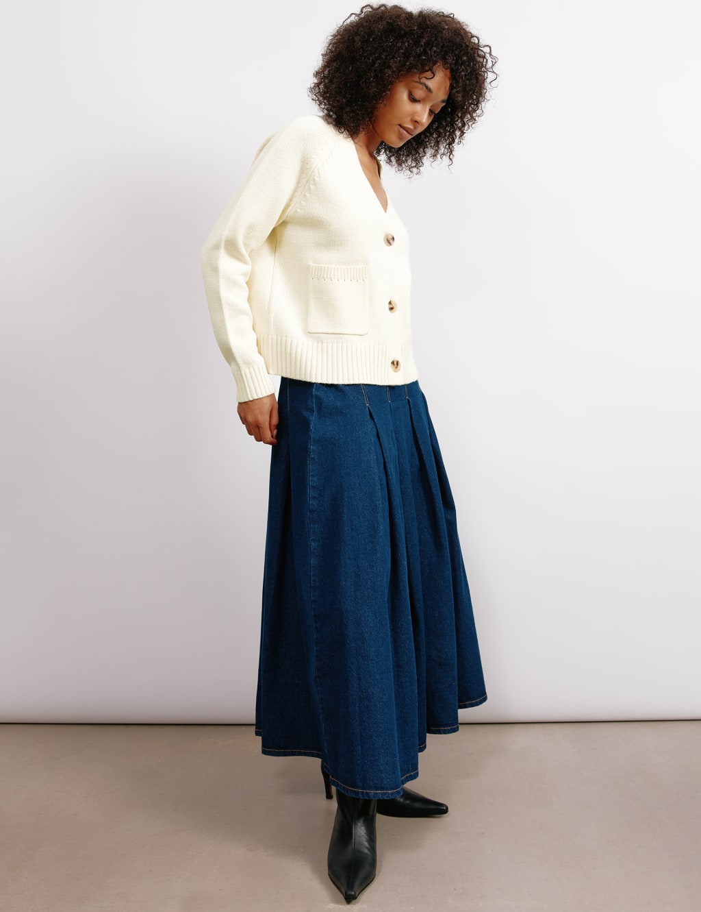 V-Neck Relaxed Cardigan with Wool 4 of 7