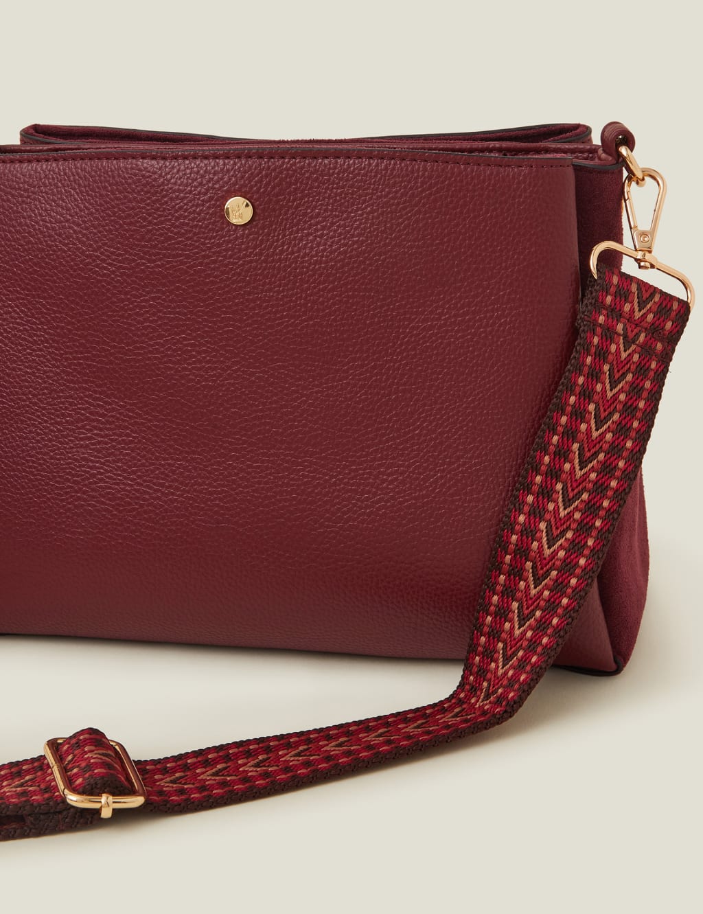 Cross body bag with webbing strap clearance