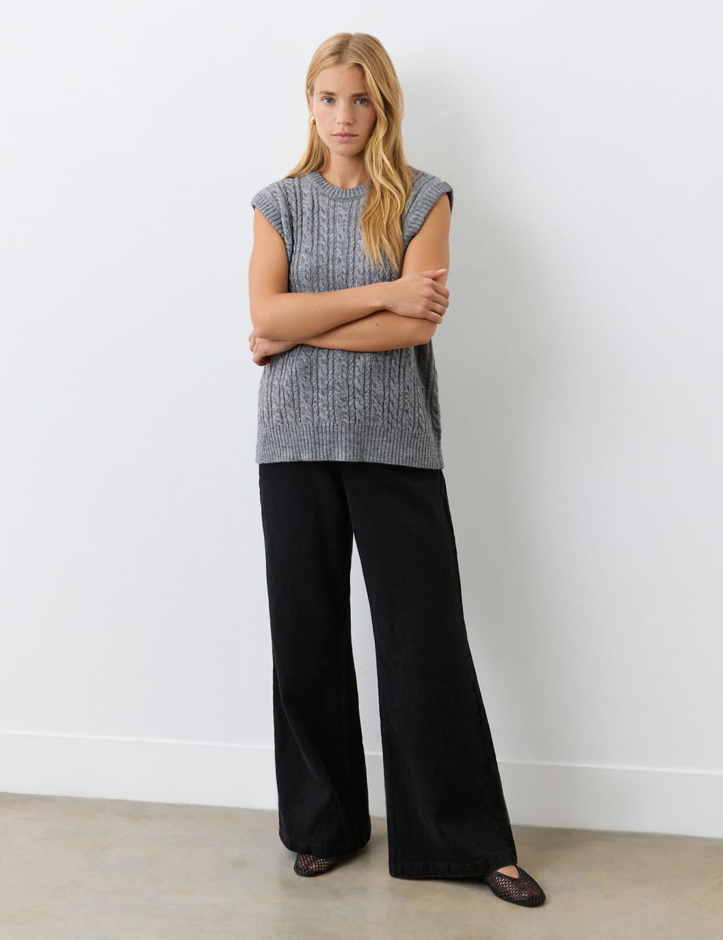 Cable Knit Crew Neck Split Hem Knitted Vest 2 of 4
