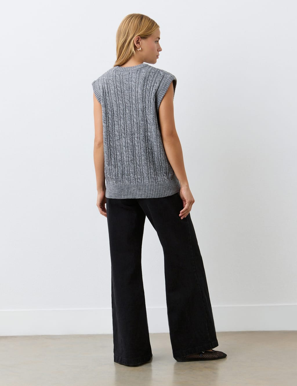Cable Knit Crew Neck Split Hem Knitted Vest 3 of 4