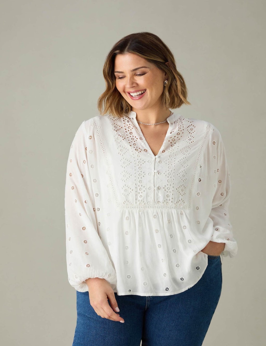 【オンラインショップ】 Broderie Embroidered Notch Neck Blouse トップス