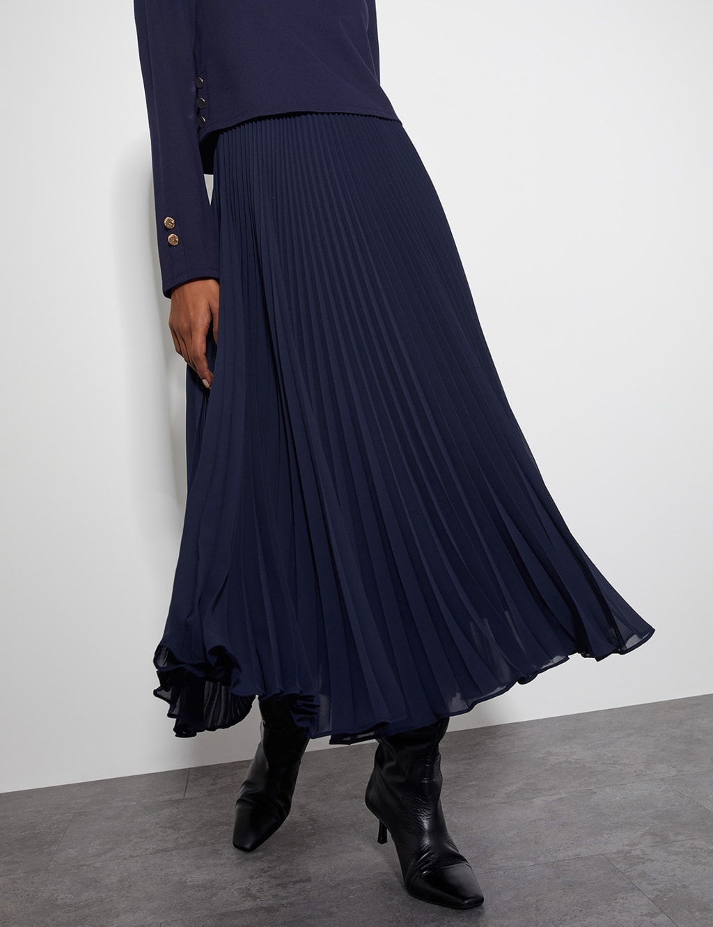 Round Neck Pleated Midi Dress 4 of 6