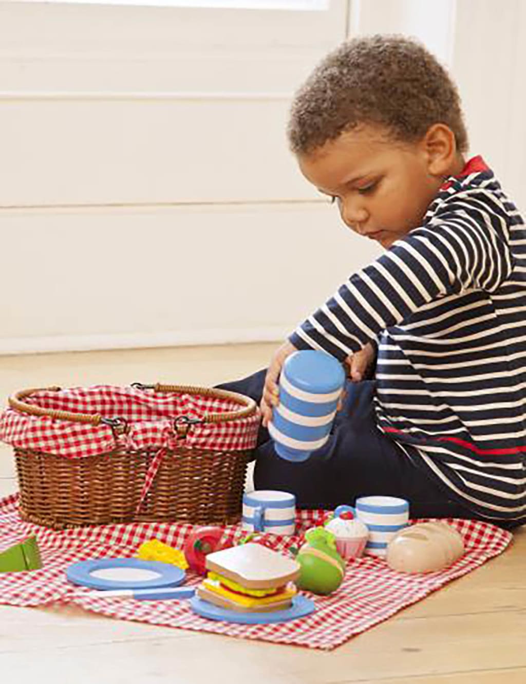 Picnic Basket with Wooden Food (3+ Yrs) 2 of 4