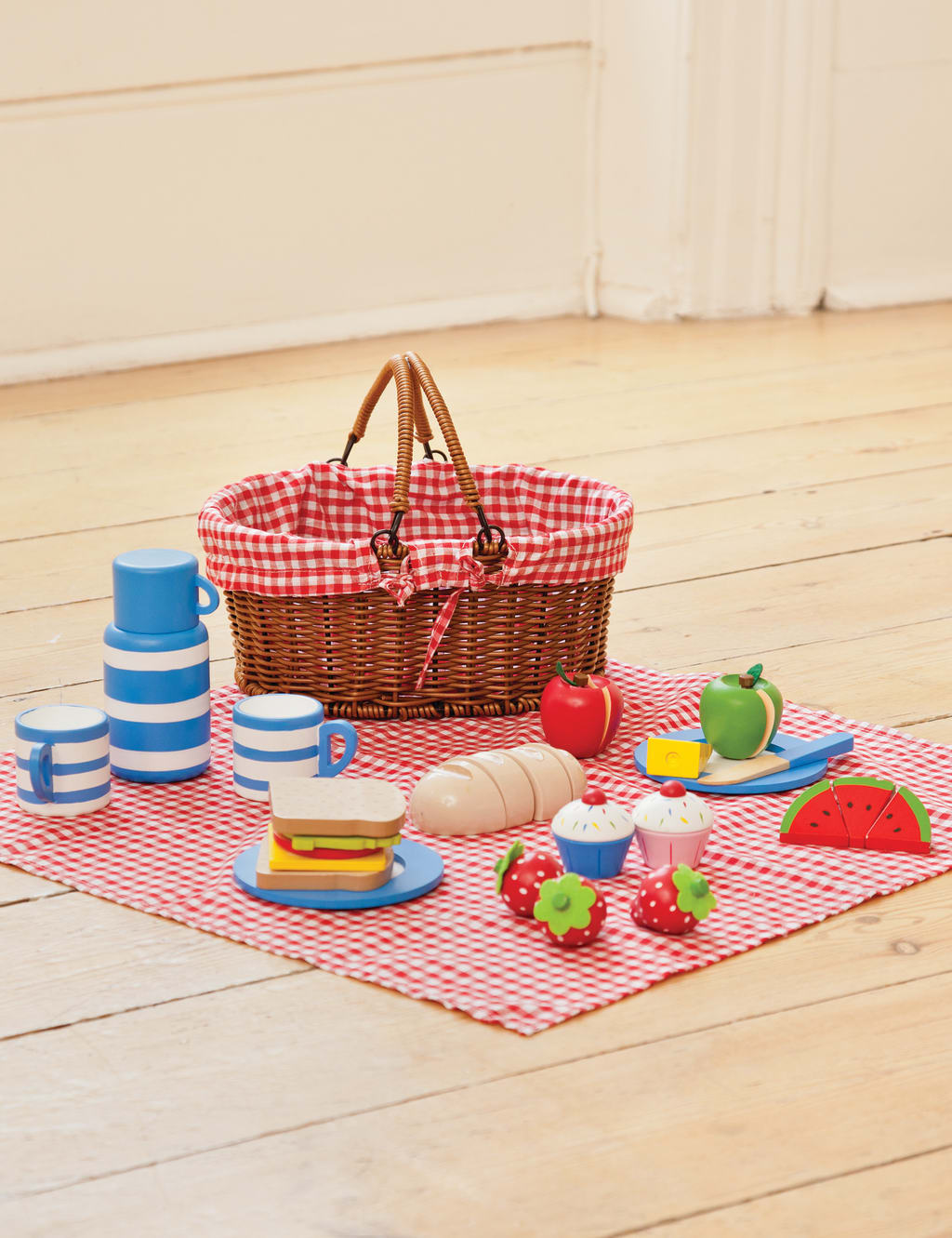 Picnic Basket with Wooden Food (3+ Yrs) 3 of 4