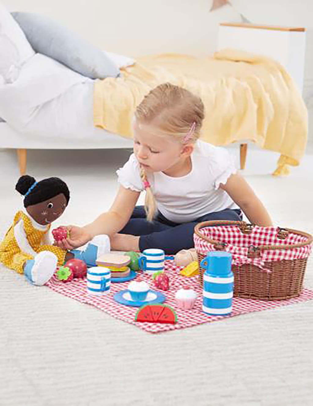 Picnic Basket with Wooden Food (3+ Yrs) 4 of 4