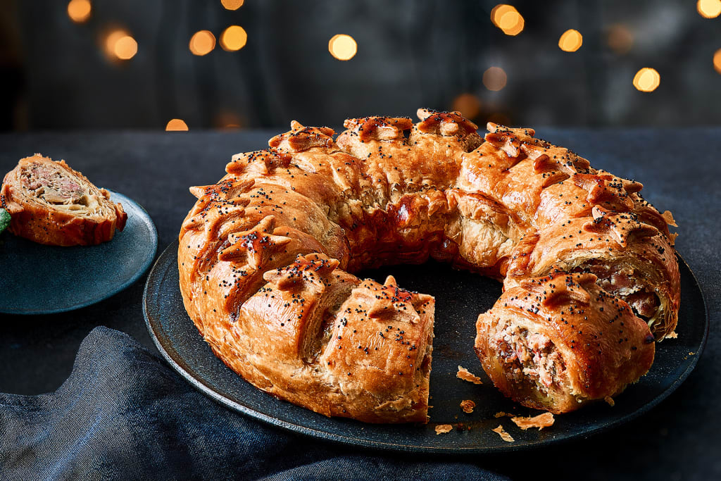 Collection Handcrafted Christmas Sausage Roll Garland (Serves 16) 1 of 2