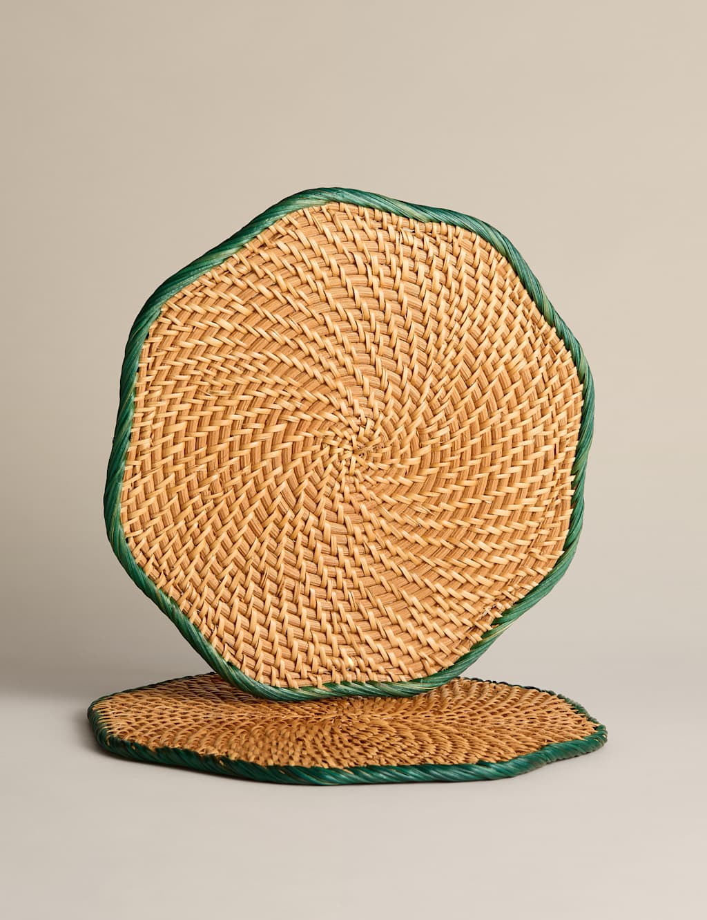 Set of 2 Rattan Scallop Placemats 2 of 5