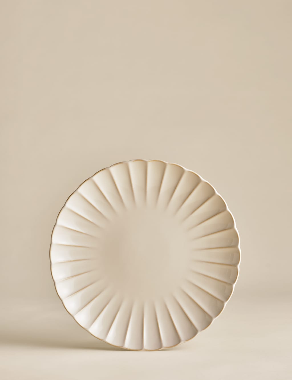 Set of 4 Scalloped Dinner Plates 2 of 7