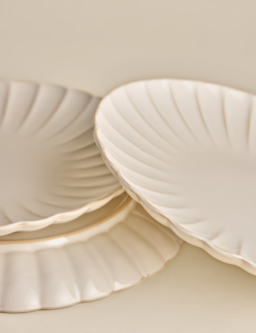 Set of 4 Scalloped Dinner Plates 3 of 7