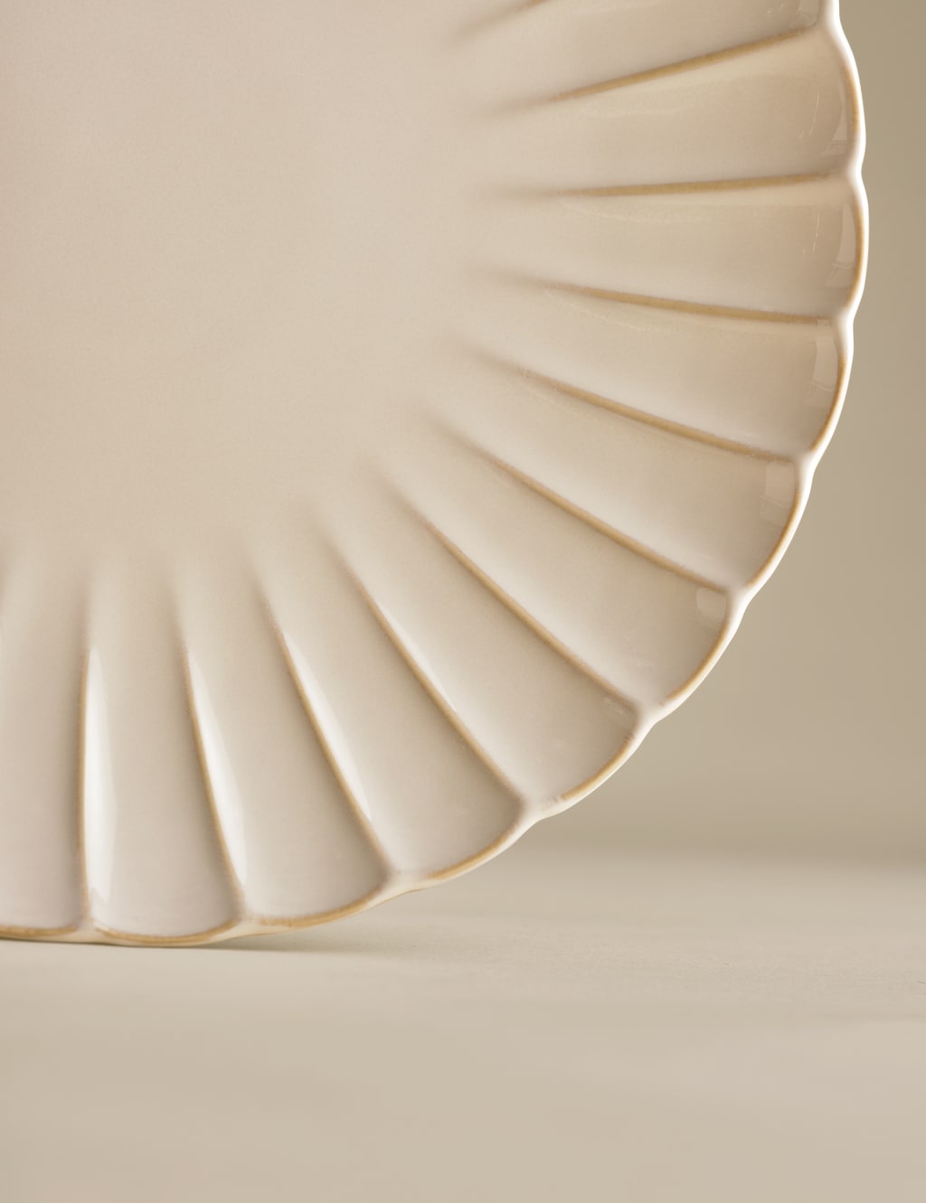 Set of 4 Scalloped Dinner Plates 4 of 7