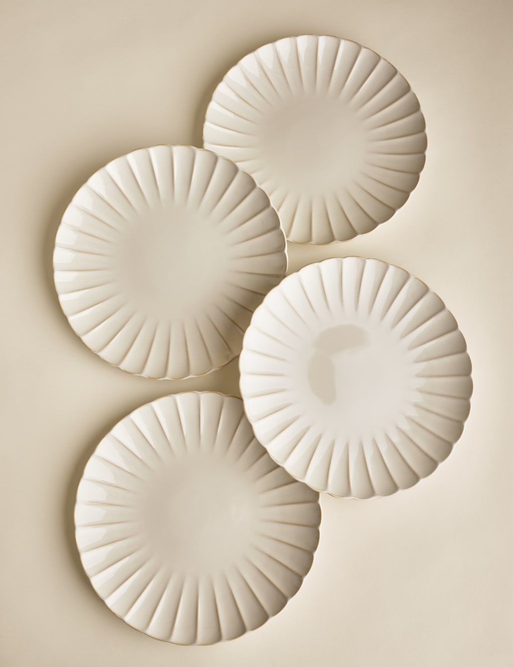 Set of 4 Scalloped Dinner Plates 5 of 7