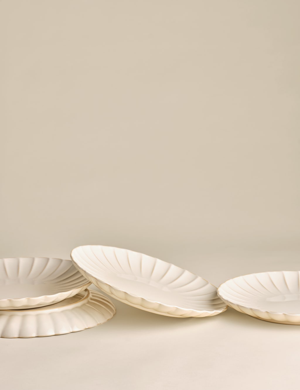 Set of 4 Scalloped Dinner Plates 1 of 7