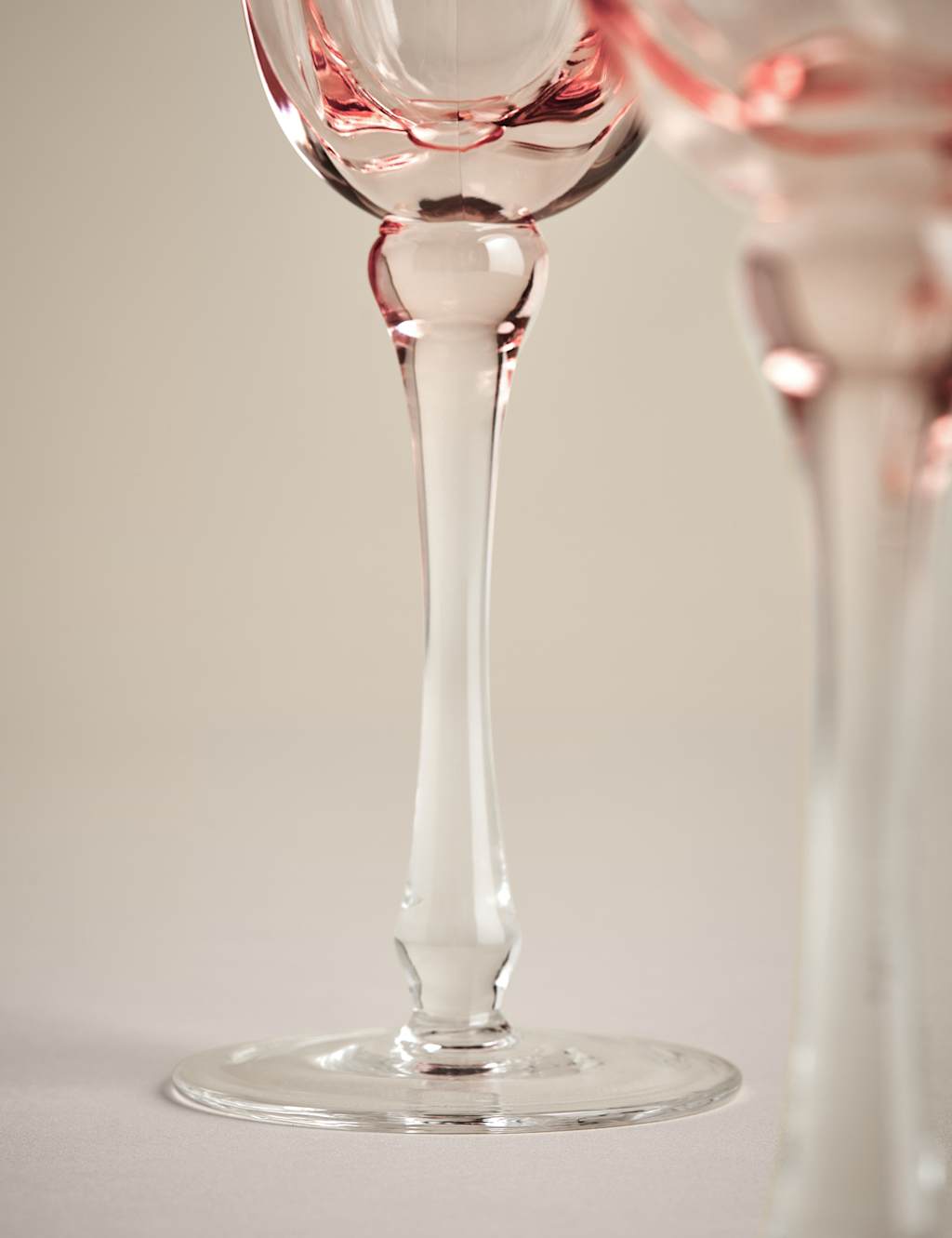 Set of 2 Fleur Ombré Wine Glasses 5 of 5