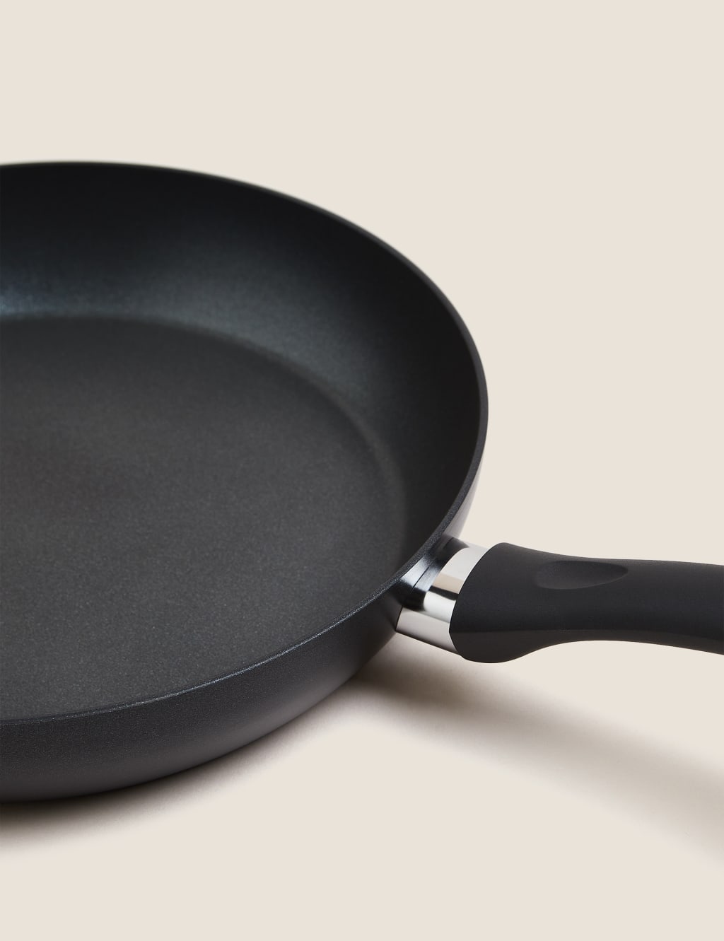 Black Aluminium 28cm Non-Stick Frying Pan 3 of 3
