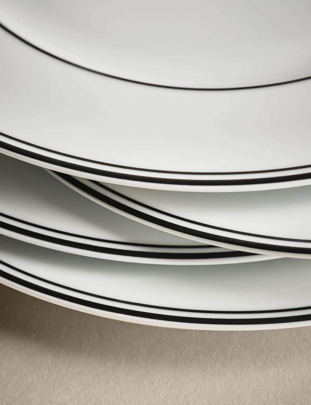Set of 4 Maxim Rim Dinner Plates 3 of 4