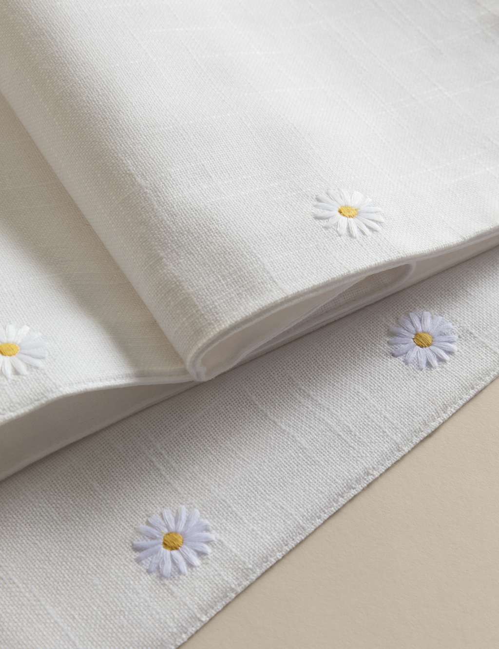 Pure Cotton Daisy Table Runner 3 of 4