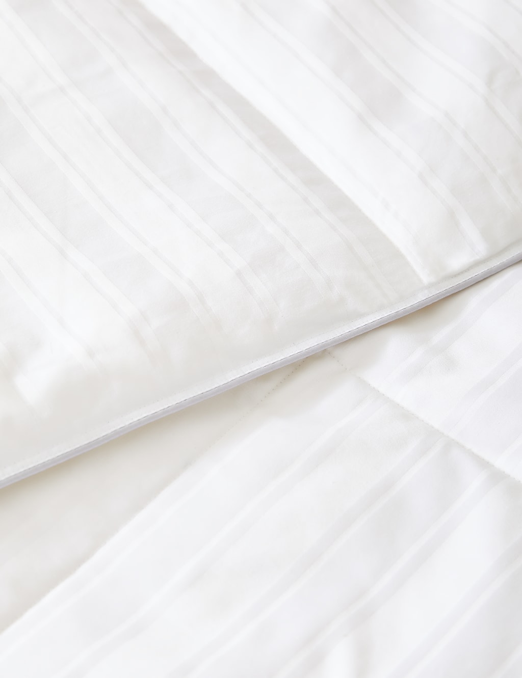 Luxury Hungarian Goose Down 4.5 Tog Duvet 4 of 5