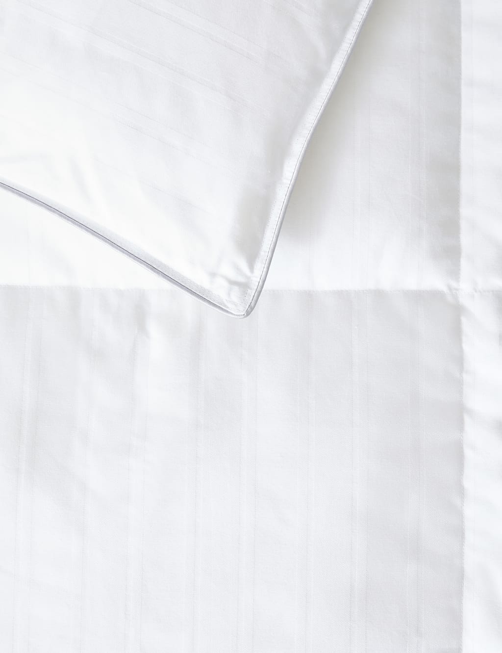 Luxury Hungarian Goose Down 10.5 Tog Duvet 3 of 5