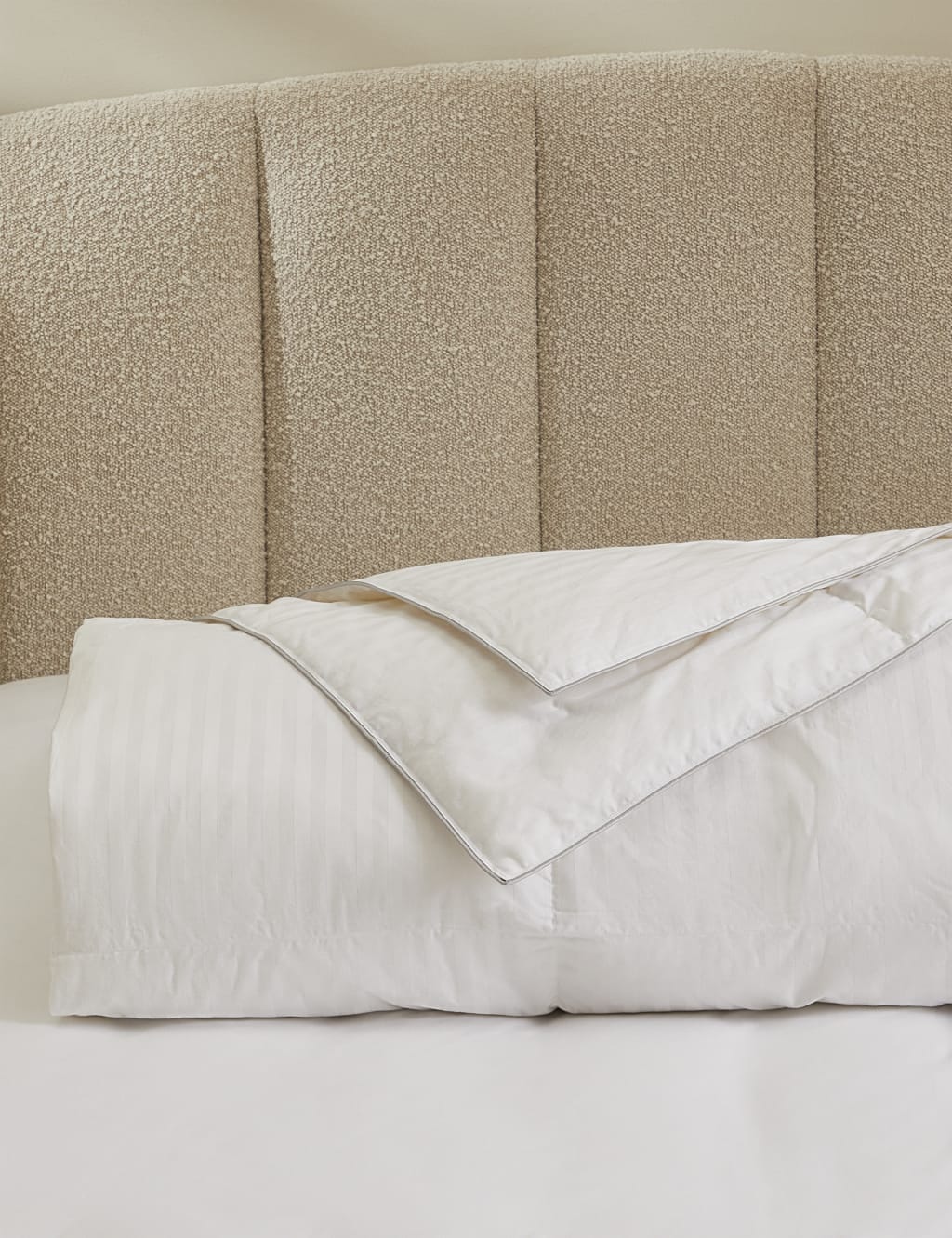 Luxury Hungarian Goose Down 4.5 Tog Duvet 3 of 3