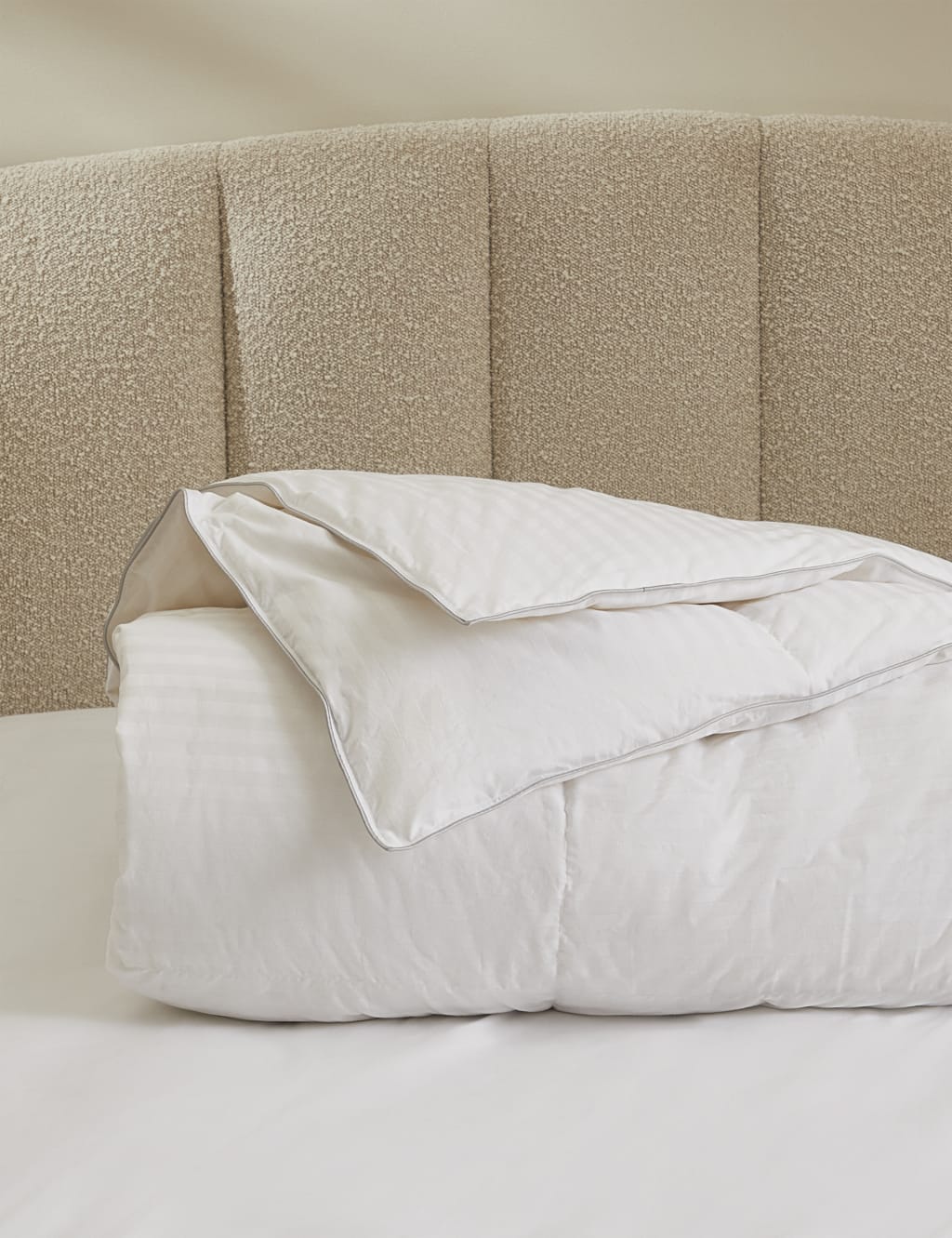 Luxury Hungarian Goose Down 10.5 Tog Duvet 3 of 3