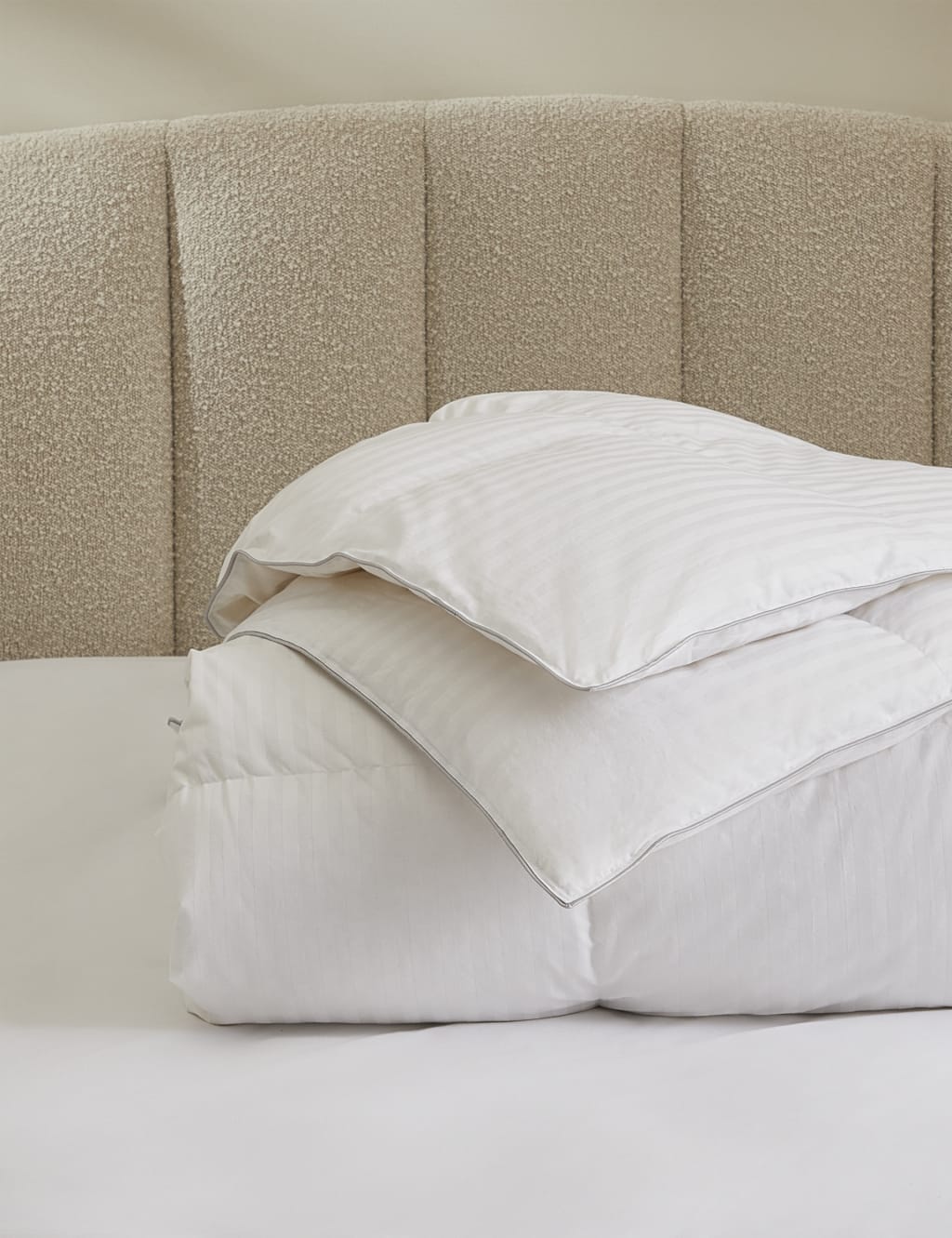Luxury Hungarian Goose Down 13.5 Tog Duvet 3 of 3