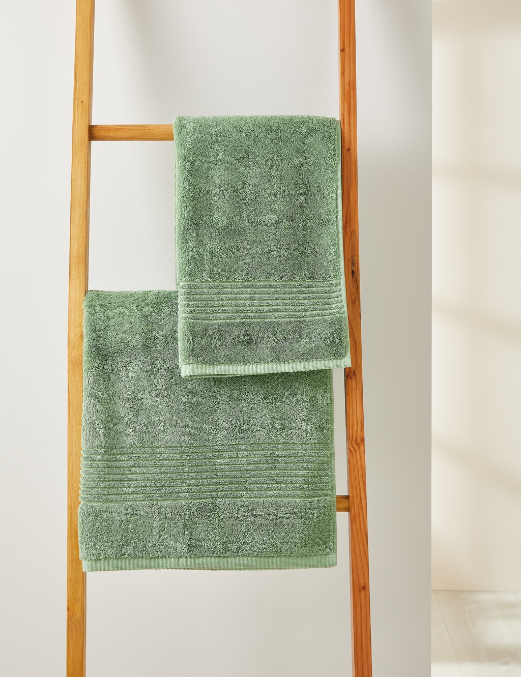 Luxury Egyptian Cotton Towel 4 of 7