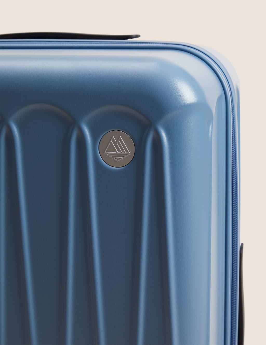 Amalfi 4 Wheel Hard Shell Medium Suitcase 3 of 7