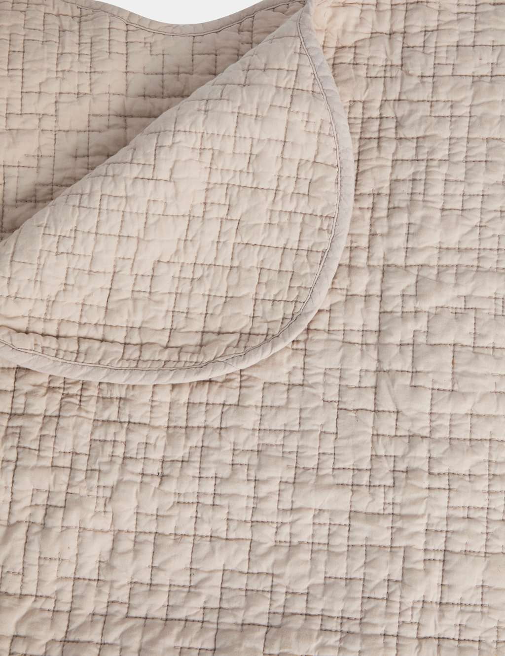 Quilted Scallop Bedspread 2 of 3