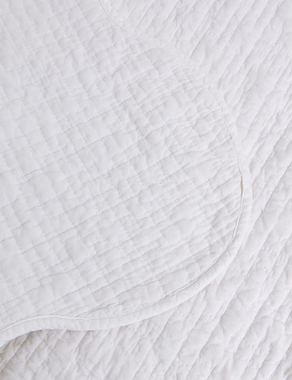 Quilted Scallop Bedspread 3 of 4